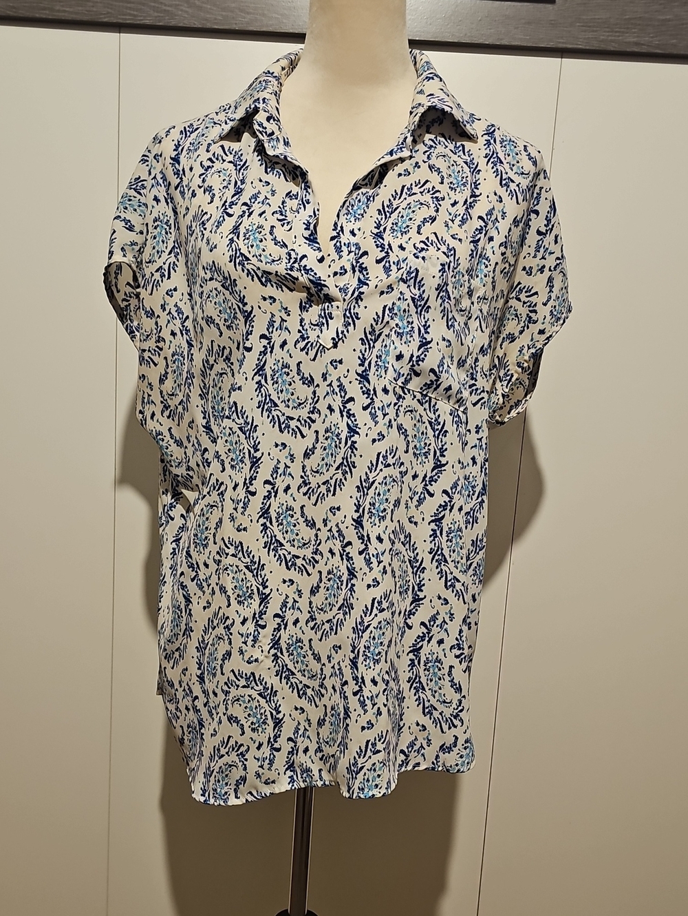 Pleione White and Blue Paisley Short-Sleeve Collared Tunic